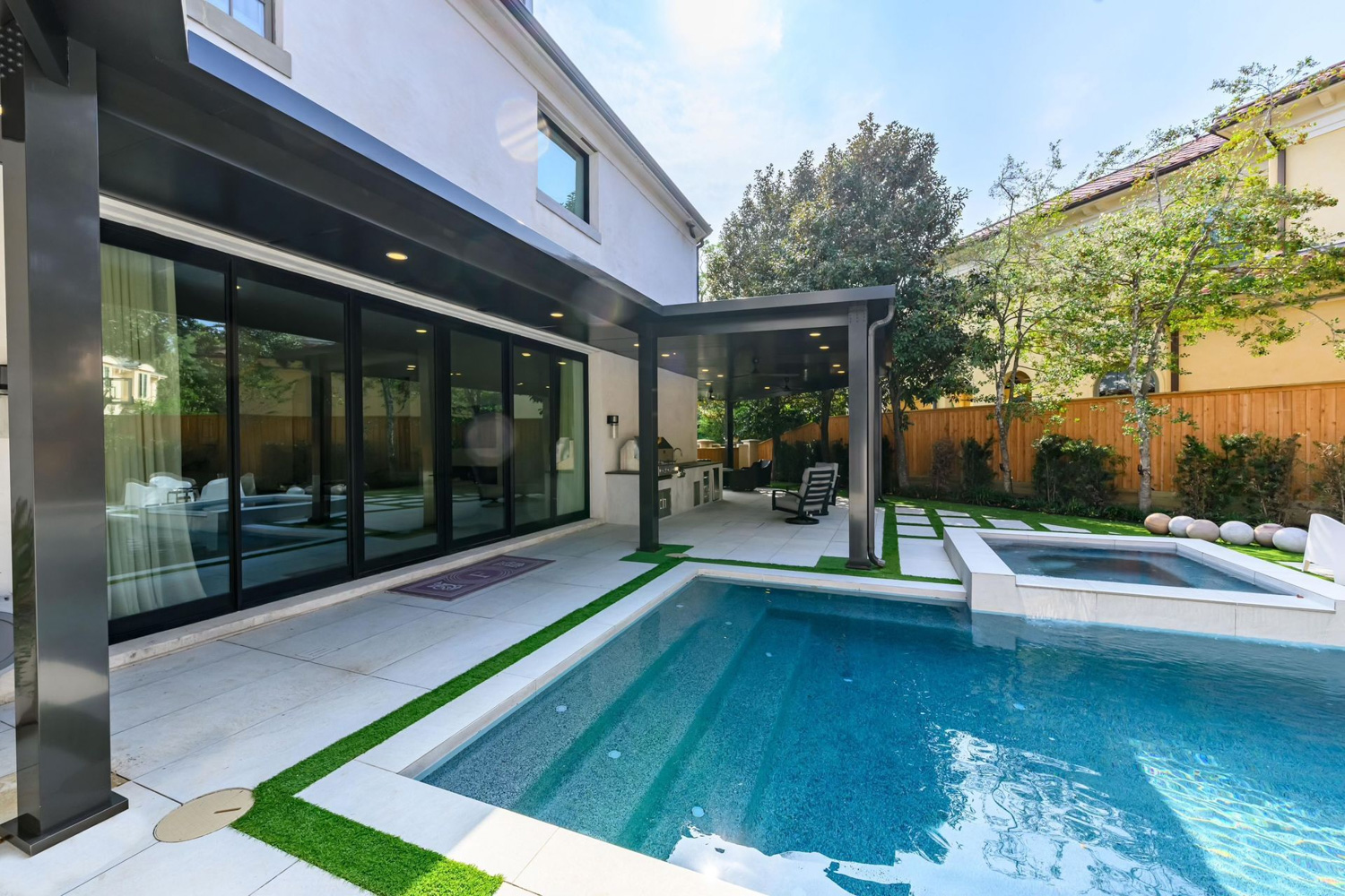 Beautifully maintained Houston Lawn